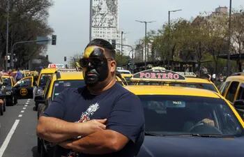 Fotografía de archivo del 9 de octubre de 2019 que muestra a un taxista con la cara pintada durante una protesta contra Uber y Cabify en la concurrida avenida 9 de Julio, en Buenos Aires (Argentina).