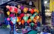 Los farolillos se venden en gran diversidad de colores y formas en la ciudad vieja de Hoi An.
