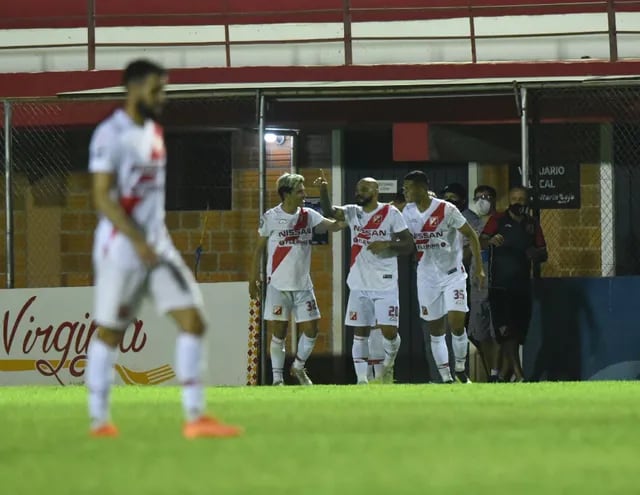 Núñez y Bareiro felicitan a Pérez, autor del gol de River ante Guaraní.