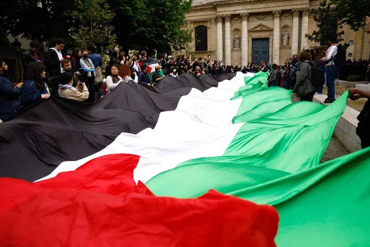 Manifestantes pro palestinos en una universidad en París, Francia, el pasado lunes.