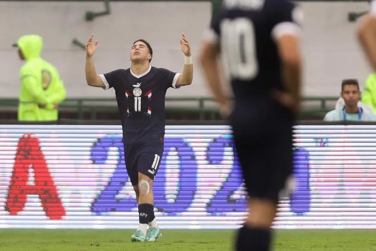 Enso González (i), futbolista de Paraguay, reacciona al final del partido frente a Argentina por el Preolímpico Sudamericano Sub 23 en el estadio Nacional Brígido Iriarte, en Caracas, Venezuela.