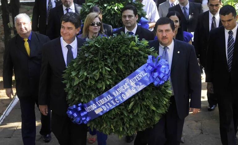 Efraín Alegre,   Blas Llano y Salyn Buzarquis (atrás) llevando una corona al panteón liberal en 2012.