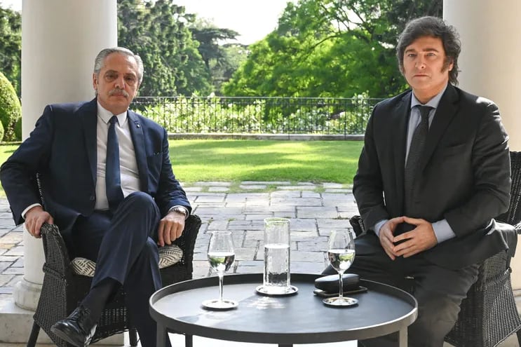 El presidente argentino Alberto Fernández (a la izquierda) y el presidente electo Javier Milei en la residencia presidencial de Olivos, este martes.