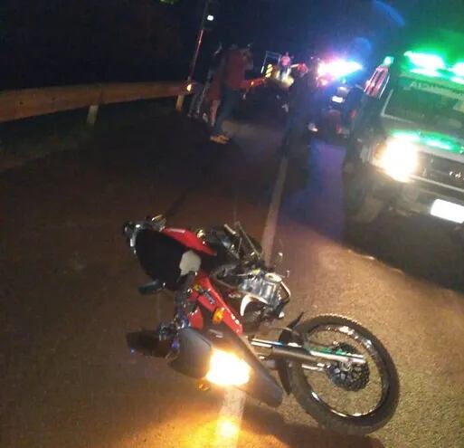 La motocicleta de los accidentados quedó prácticamente intacta tras la caída.
