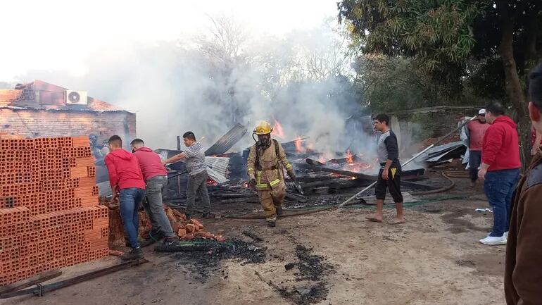 Bomberos Voluntarios de diferentes compañías de Central acudieron para combatir el incendio de una carpintería en Ñemby.