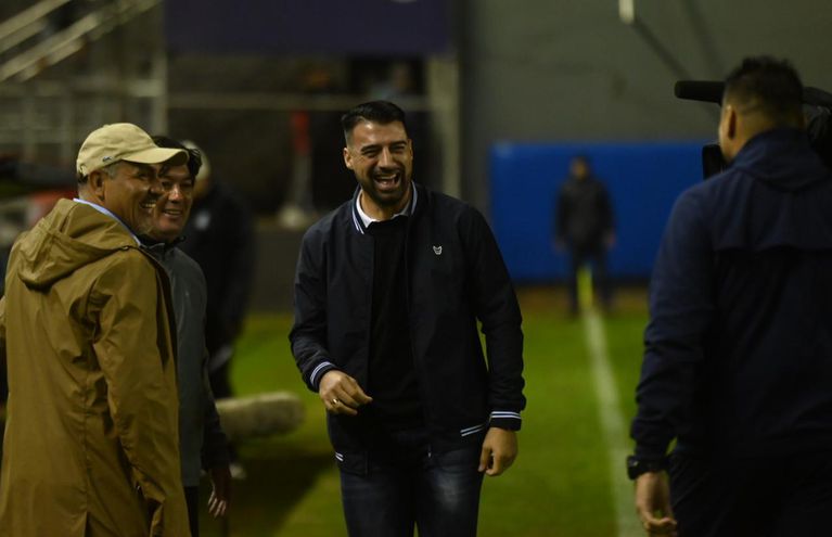 Julio César Cáceres (c), entrenador de Olimpia, conversando con Pedro Sarabia (i), técnico de Nacional, en la previa del partido por la ronda 20 del torneo Apertura 2022.