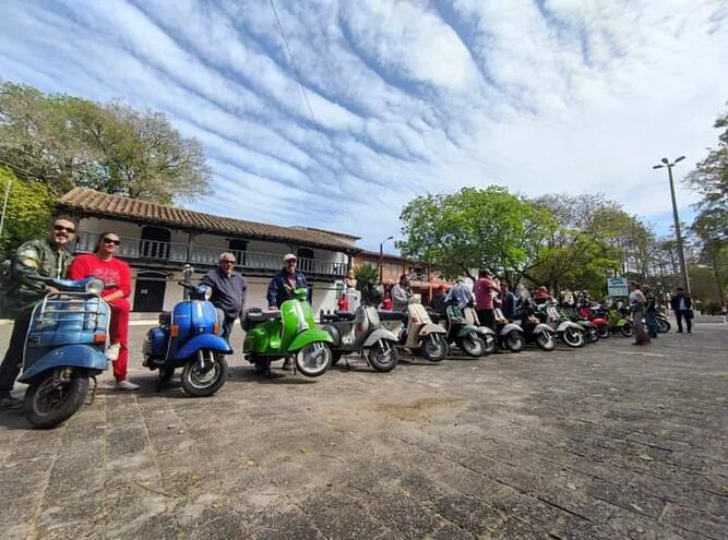Un grupo de aficionados de la moto clásica Vespa visitó los sitios históricos de Ñeembucú.