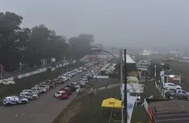 Los autos aguardan el momento de dejar el Parque Cerrado