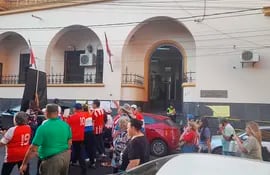 Manifestación frente a la Caja Municipal.