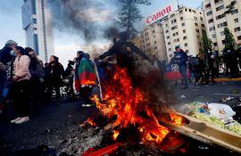 Manifestantes queman objetos durante una protesta contra el presidente chileno Sebastián Piñera, el viernes en Santiago.