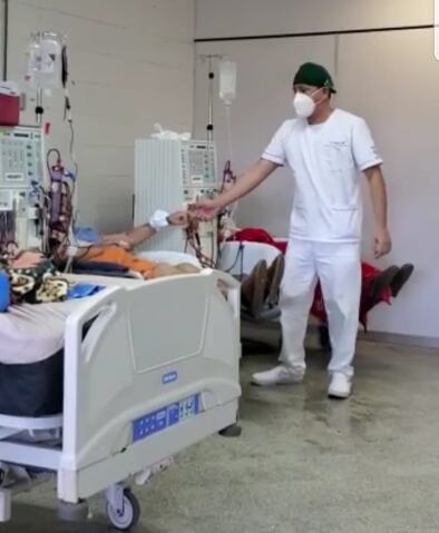 El enfermero Hernán León bailando con la paciente en Hospital de Clínicas