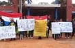 Padres de la Escuela Antonio Terstiege, de la ciudad de J. Augusto Saldivar, se manifestaron esta mañana frente a la Municipalidad para exigir kits de alimentos.