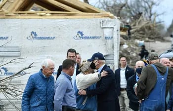El presidente de EE.UU., Joe Biden, abraza a una de las afectadas por el paso de múltiples tornados en la zona rural de Kentucky.