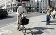 Un londinense se dirige a trabajar en una bicicleta Brompton, protegido con una mascarilla, en la cara en Londres, Reino Unido.