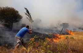 Bomberos continúan batallando contra gran incendio al noroeste de Atenas