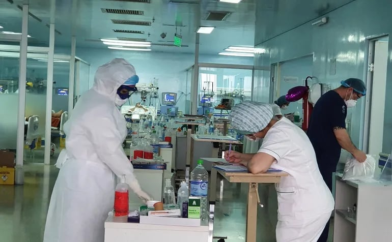 Profesionales trabajan en el Hospital Integrado Respiratorio de CDE, donde se encuentran los pacientes con covid-19.