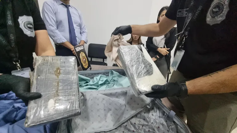 Varios paquetes de cocaína fueron encontrados dentro de las maletas de la paraguaya que buscaba viajar a Europa.