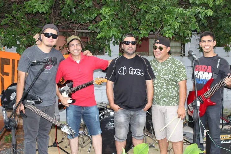 Fundidos rock tiene más de 20 años en el medio artístico y siguen tocando sus integrantes originales.
