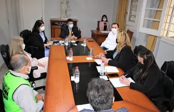 Fotografía de una reunión de miembros del Consejo de la Magistratura con la sociedad civil y gremios de abogados.