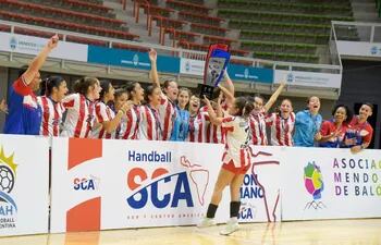 Las niñas de la selección sub 14 celebran el cetro regional de balonmano en Mendoza.