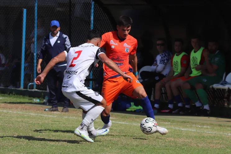 Momento del partido entre 24 de Setiembre de Areguá y 2 de Mayo de Pedro Juan Caballero por la jornada 18 de la División Intermedia en el estadio Próculo Cortazar, en Areguá.