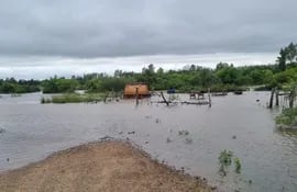 El área de producción de ladrillos de la Asociación de Oleros de Villa Florida, Misiones ya se encuentra inundada a consecuencia de la crecida del río Tebicuary.