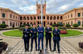 El equipo de jóvenes estudiantes que representará a Paraguay en Singapur durante una competencia mundial de robótica.