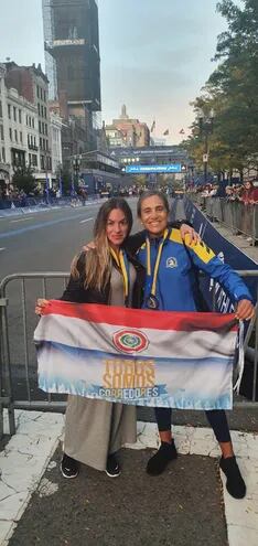 Eugenia Peroni y Silvana Rivarola, las dos paraguayas que corrieron la 125° Maratón de Boston, celebrada el lunes.
