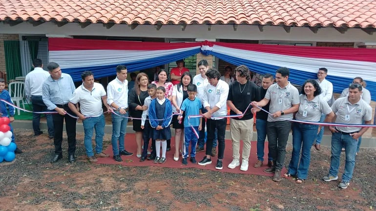Momento de la inauguración de nuevas obras construidas en una escuela rural de San Joaquín.