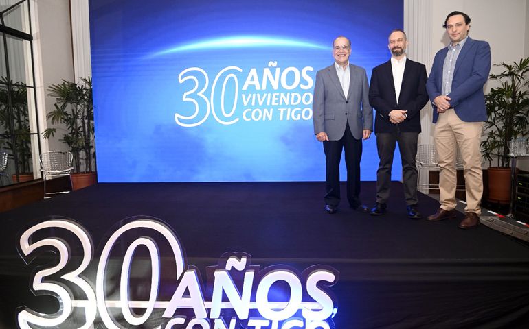 Carlos Blanco, director general de Tigo Paraguay, Aldo Natalizia y Sebastián Aguiar.