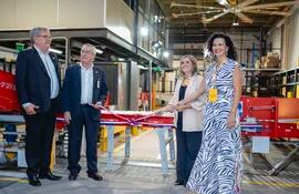 Rubén Aguilar, Jorge Brítez, Milva Bogado y Leticia Telesca en la inauguración del innovador centro de operaciones de DHL.