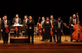 La Orquesta de Cámara Municipal de Asunción, dirigida por Echeverría.
