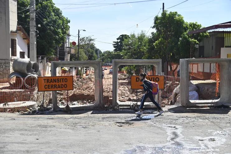 Los peatones y los automovilistas sufren  los cierres de la calle Isabel La Católica en varios puntos del barrio San Antonio de Asunción.