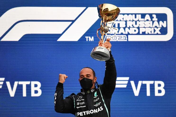 Lewis Hamilton festeja la conquista del Gran Premio de Rusia 2021.