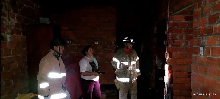 Bomberos asisten a familias cuyas viviendas fueron afectadas por el temporal en compañía de Ayolas
