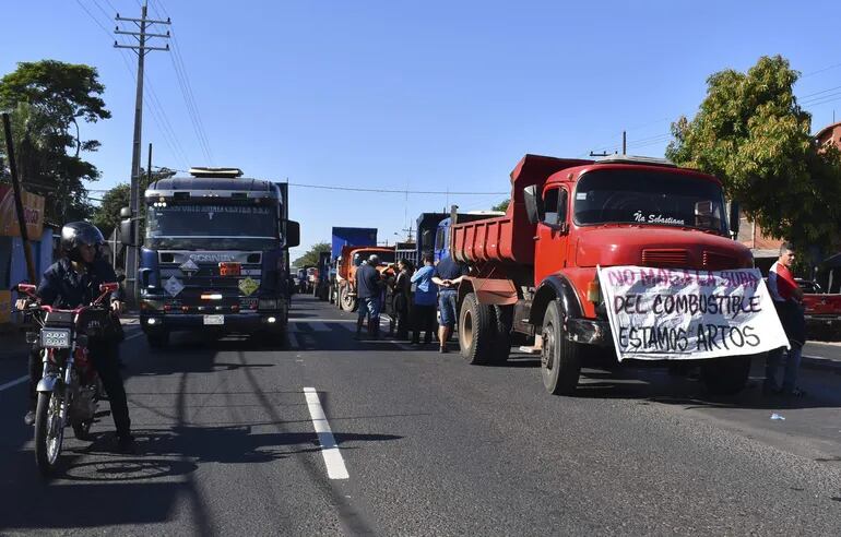 Camioneros, realizando bloqueos contra la suba del combustible.
