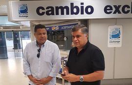 Douglas Cubilla, director de Aeropuertos, frente a uno de los puestos de la Global Exchange, que ya se encuentran cerrados.