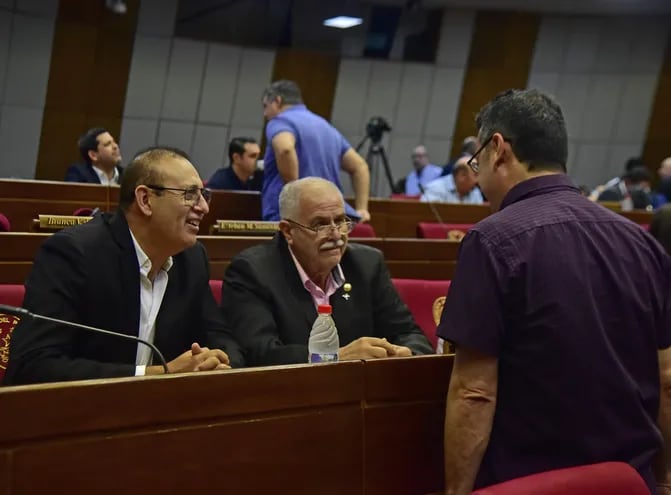 A la izquierda, el diputado Erico Galeano (ANR, HC) dijo no estar "autorizado" a responder sobre supuesto pago de sobornos. Le pasó la pelota al lider de bancada, Basilio "Bachi" Núñez.