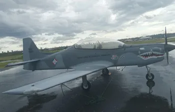 Avión militar Tucano de República Dominicana que aterrizó en Asunción. (gentileza).