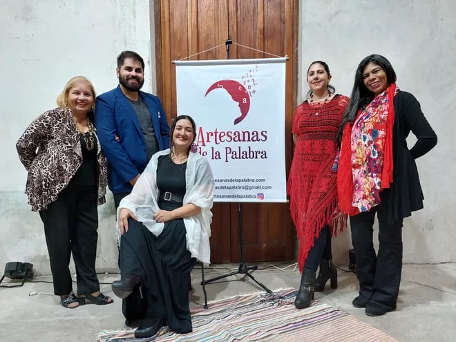 Equipo de Artesanas de la Palabra (de izq. a der.), Amanda Rivero, Ariel Torres, Isabel Negri, Aura Brítez y Laura Ferreira