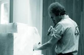 Eduardo Chillida trabajando en una escultura de alabastro, 1975. Foto: Archivo Eduardo Chillida