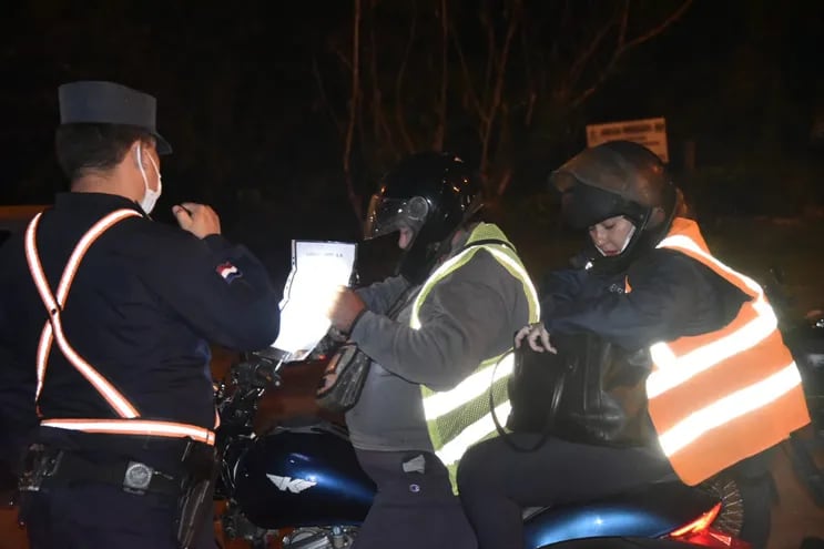 Un policía controla los documentos de un conductor sobre la ruta Transchaco en la madrugada de este lunes 13 de abril.