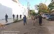 Imágenes de efectivos de la Policía Nacional reforzando la seguridad en inmediaciones de Tacumbú.