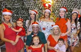 En familia. El médico amaba reunirse con sus hijas y nietos, en fechas especiales, aquí se lo ve en Navidad.