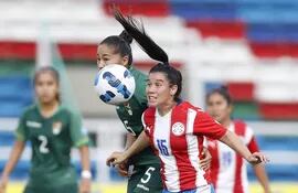 La jugadora paraguaya Fanny Godoy (d)  disputa un balón con Erika Salvatierra, de Bolivia.