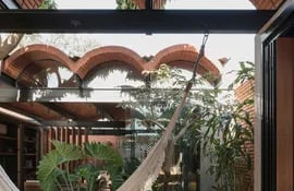 La Casa  Intermedia en Asunción, una vivienda con elementos mínimos al máximo.  El Equipo de Arquitectura crea edificios arraigados en su propio entorno. No hay obstáculos, solo oportunidad de ingenio.