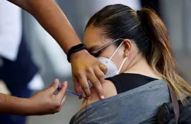 Una que mujer recibe una dosis de refuerzo contra la COVID-19 en un centro de vacunación, en Ciudad de México (México).  (EFE)