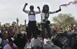 Alejandro Galanti (d) y Marcelo Toyotoshi festejan la victoria en el Rally del Chaco encima del Etios R5.