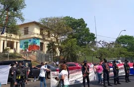 Integrantes del sindicato de funcionarios del Hospital del Trauma se manifestaron este jueves frente a la sede del Ministerio de Salud.
