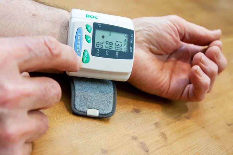 Los tensiómetros de muñeca son útiles para medir la presión arterial en casa de forma fácil.